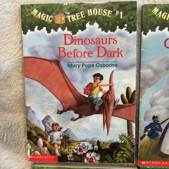 Magic Treehouse Books, by Mary Pope Osborne, includes 4 books - Picture 5 of 8
